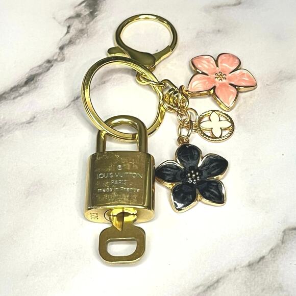 Louis Vuitton Lock & Key Set #323 with a Floral Charm Keychain - Picture 3 of 5